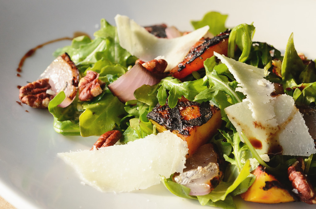 Temperature Play: Warm Salads Are Having a Moment (image credits: flickr)