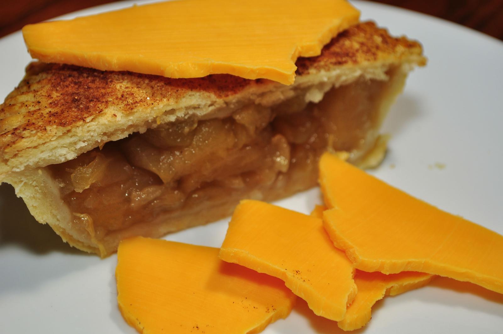 Cheddar Cheese and Apple Pie (image credits: wikimedia)