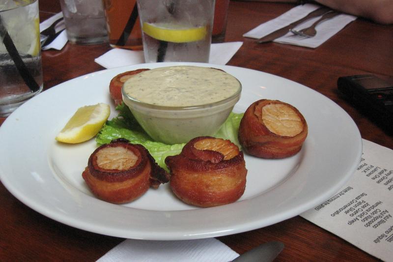 Bacon-Wrapped Scallops - The Upscale Indulgence (image credits: wikimedia)