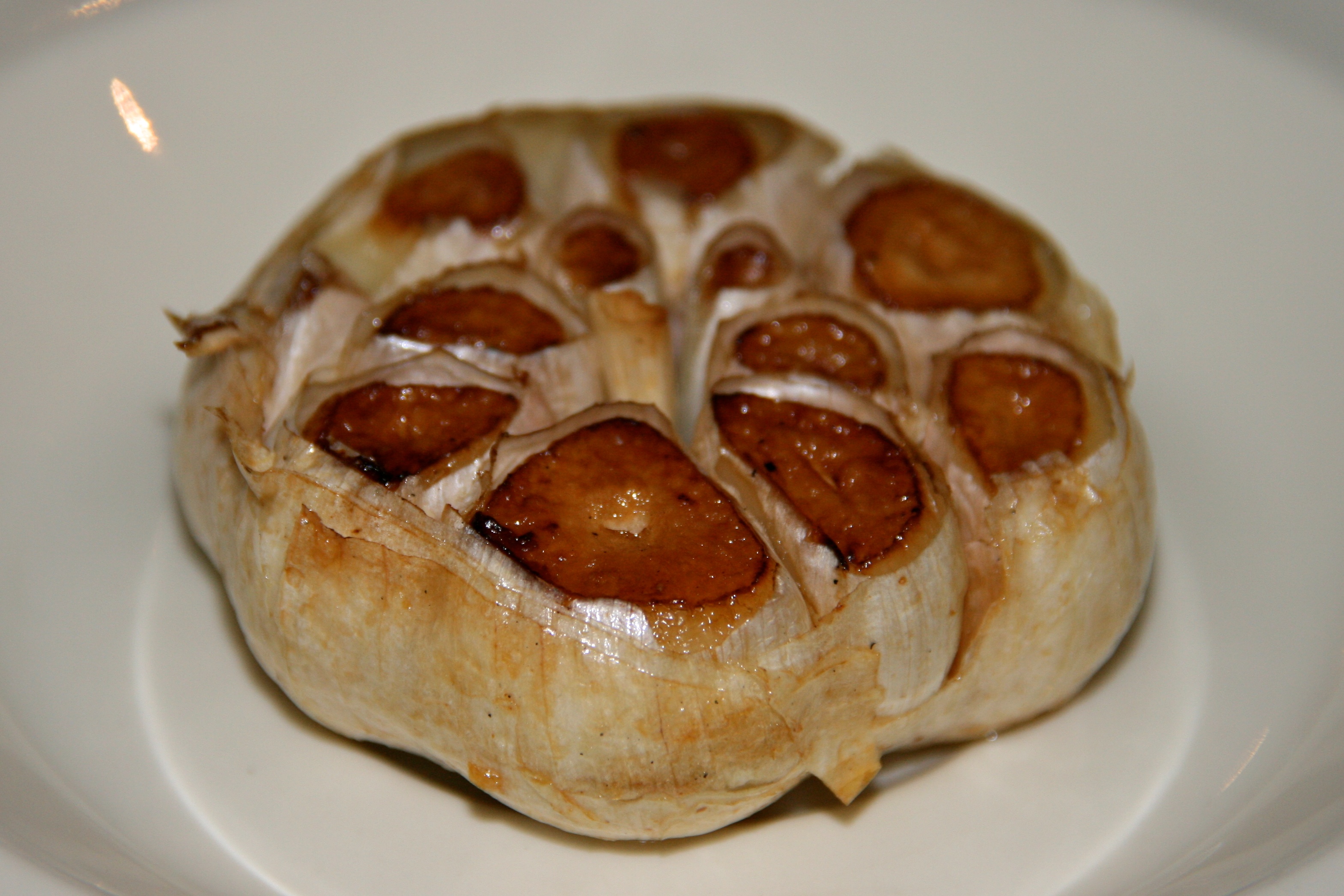 Preserve Roasted Garlic for Extended Use (image credits: wikimedia)