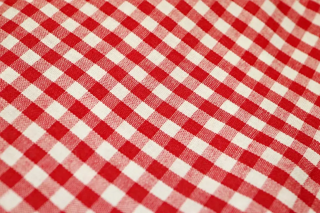 Checkered Tablecloths and Cloth Napkins (Image Credits: Unsplash)