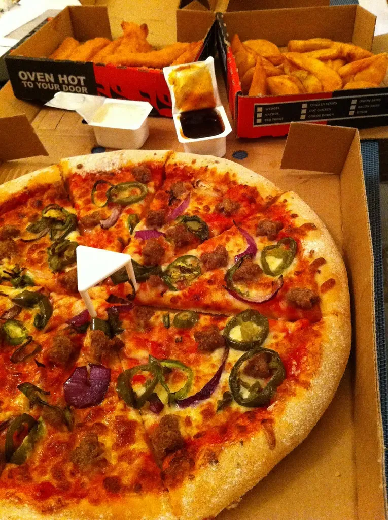 Pizza Hut Bigfoot Pizza: The Two-Foot Giant That Fed A Generation (Image Credits: Flickr)