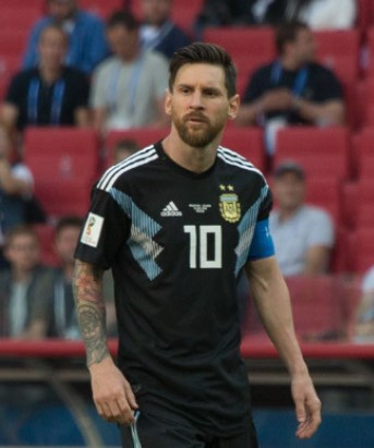 Lionel Messi – Más+ Sports Drink (image credits: By Екатерина Лаут, CC BY-SA 3.0, https://commons.wikimedia.org/w/index.php?curid=70110812)