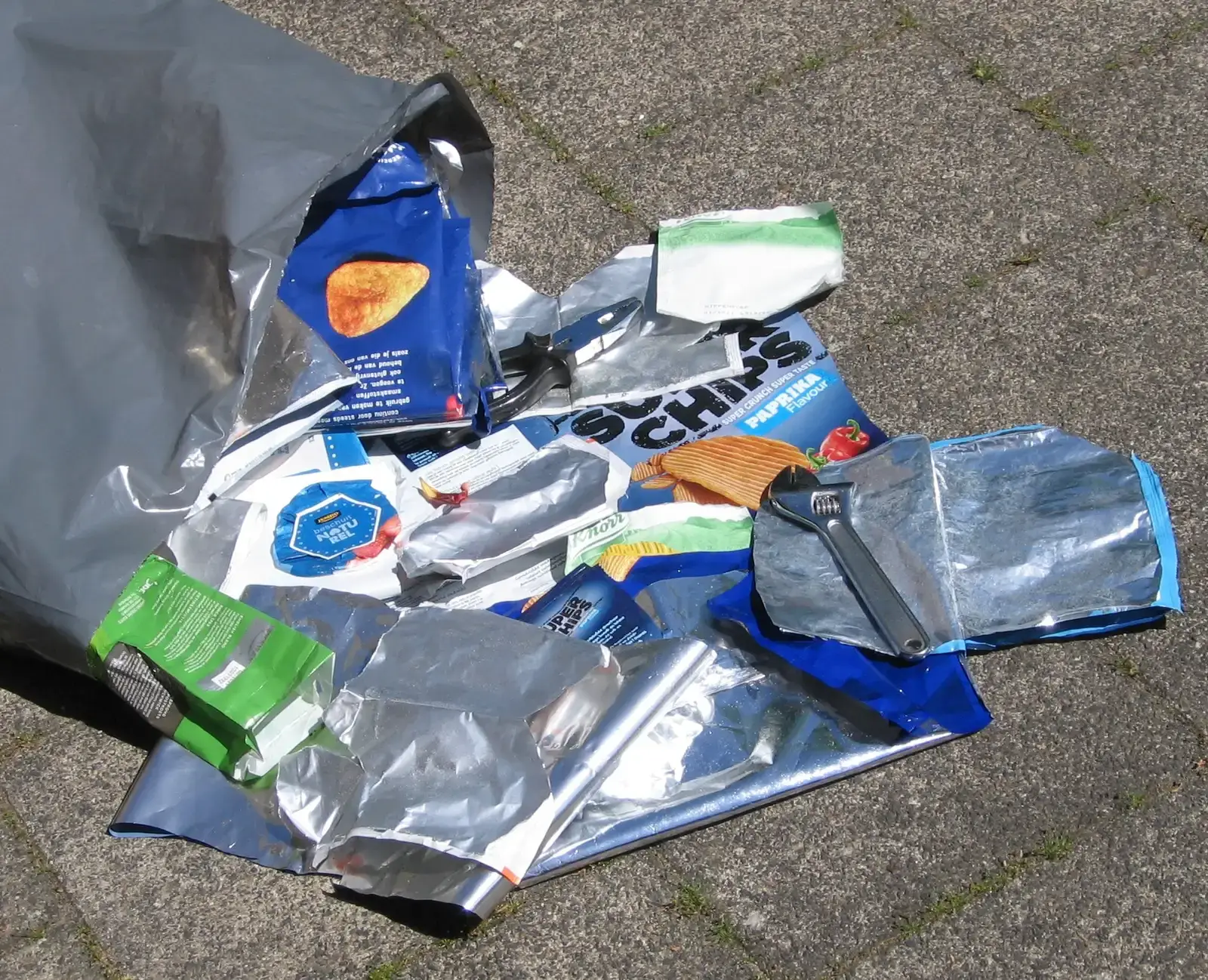Packaging Creates Its Own Cleanup Nightmare (Image Credits: Wikimedia)