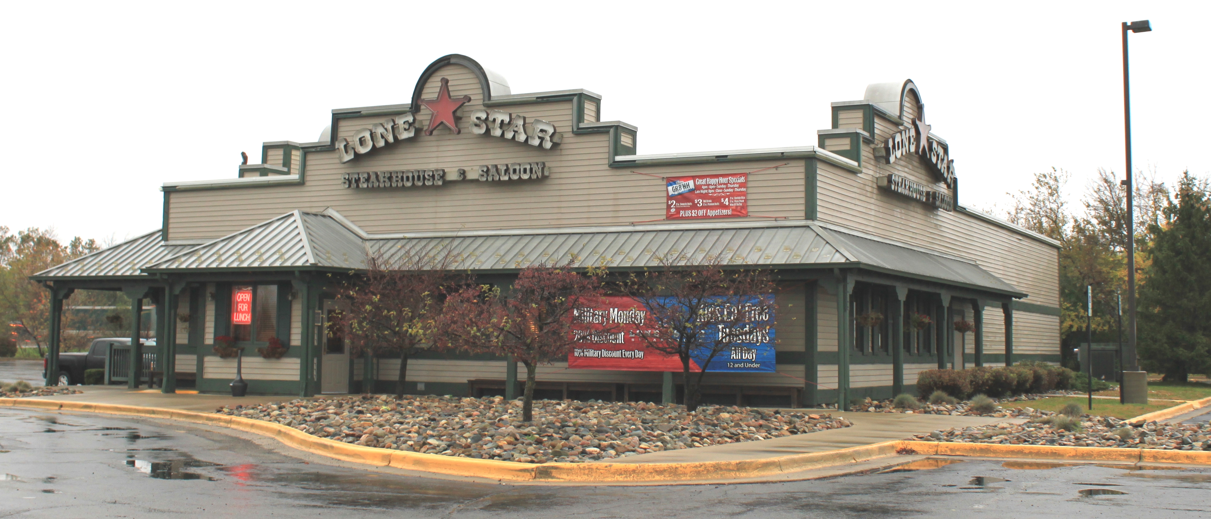 Lone Star Steakhouse & Saloon - The Rapid Rise and Fall (image credits: By Dwight Burdette, CC BY 3.0, https://commons.wikimedia.org/w/index.php?curid=17040291)
