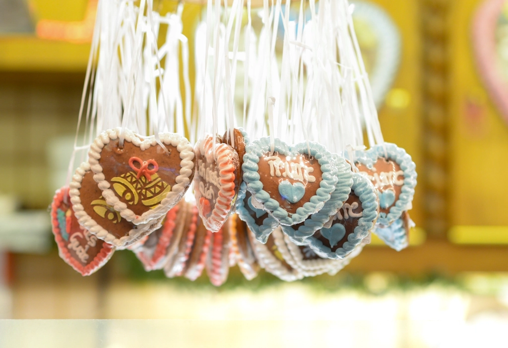 9. Sharing the Love (image credits: rawpixel)