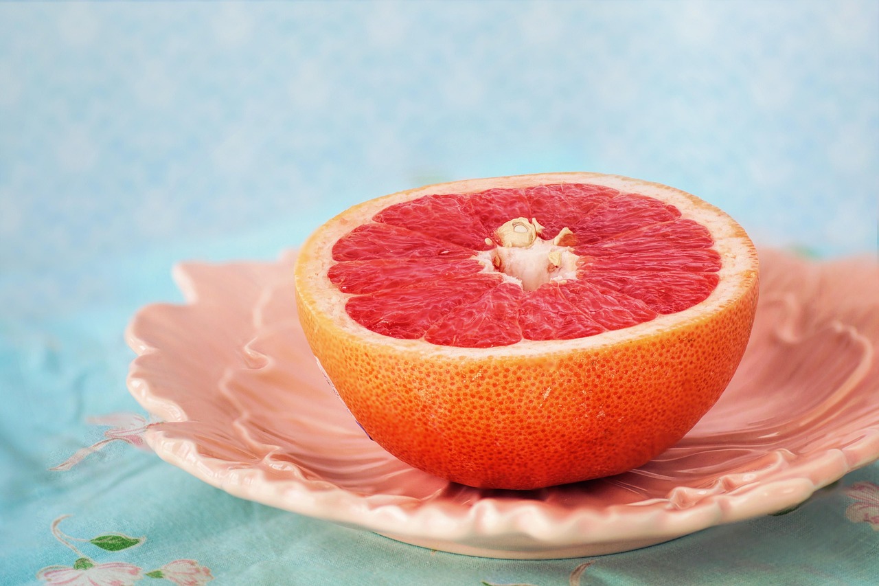 Grapefruit: Tart Flavor, Low Sugar Impact (image credits: pixabay)