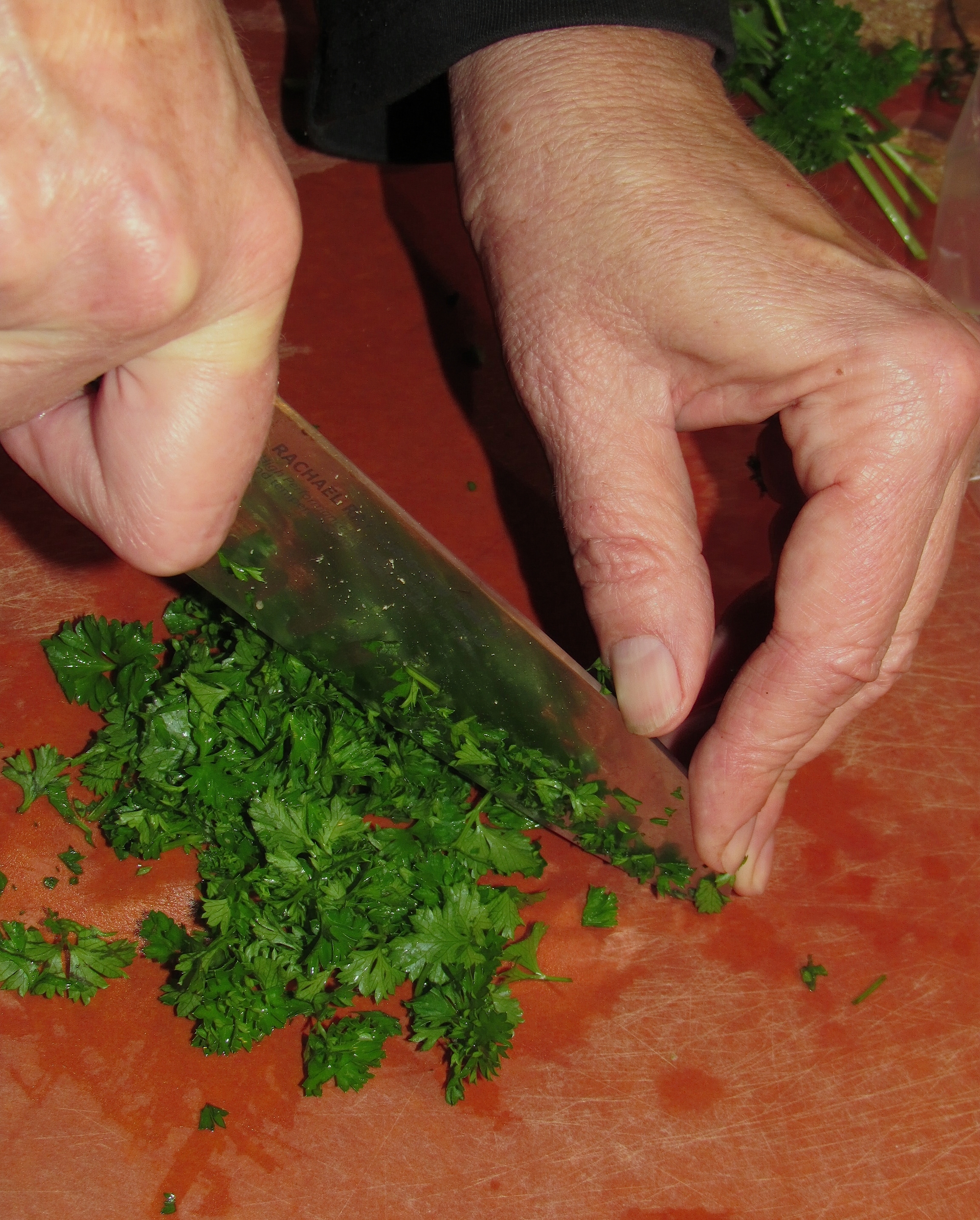 Basic Cutting and Chopping Techniques (image credits: wikimedia)