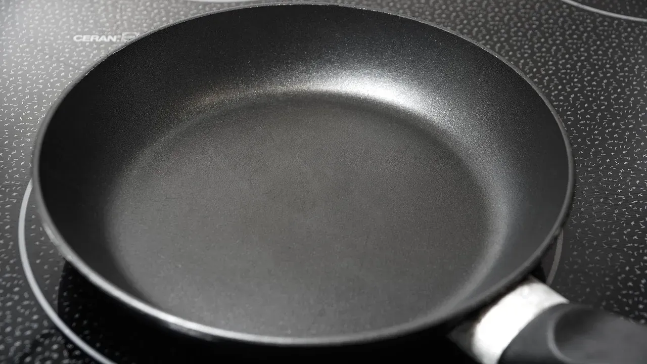 1. Nonstick Cookware Coated with PFAS: The Forever Chemical Problem (Image Credits: Pixabay)