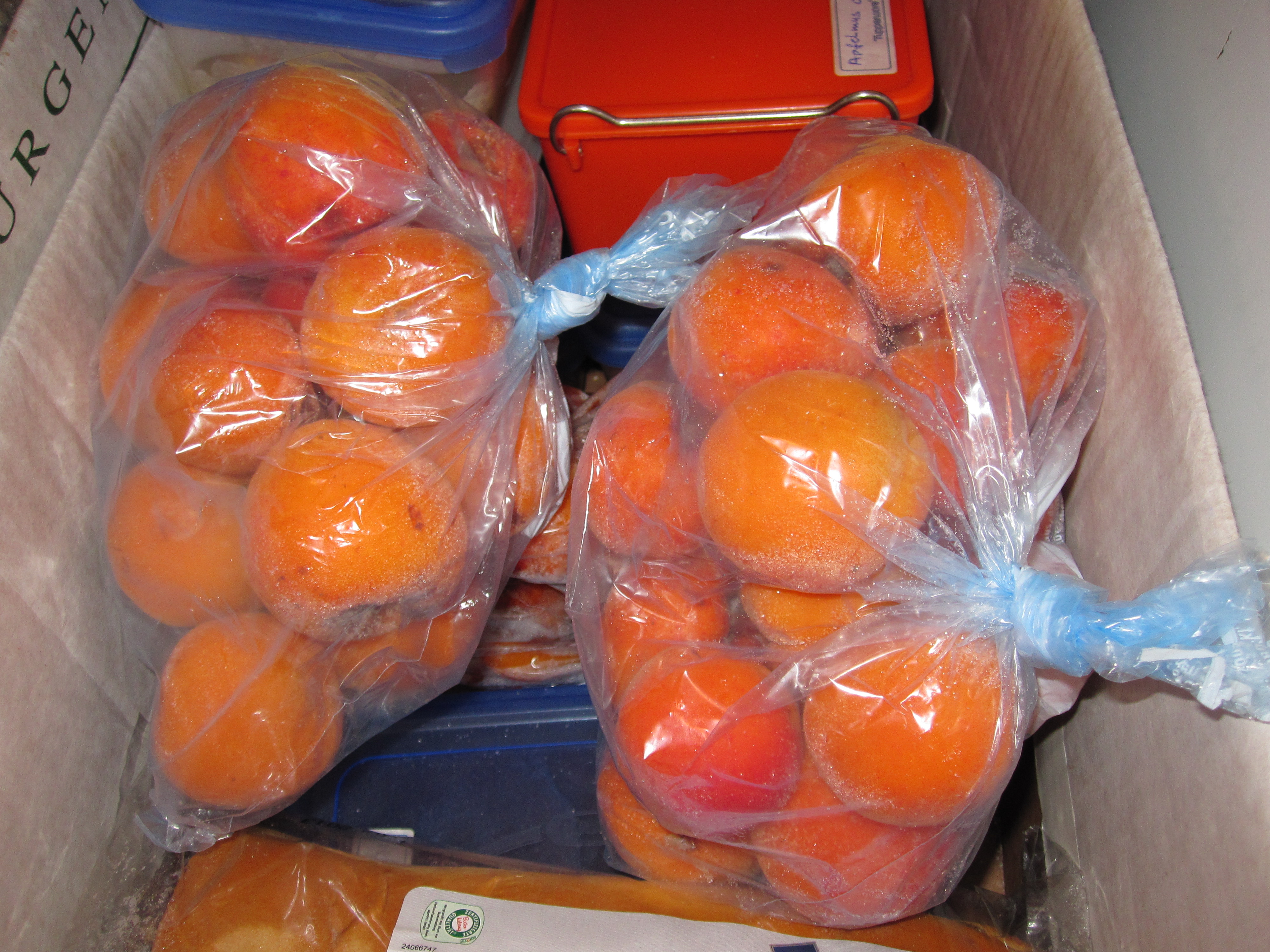 Fruits and Vegetables in Plastic Packaging (image credits: By Tiefkuehlfan, CC BY-SA 3.0, https://commons.wikimedia.org/w/index.php?curid=29114431)