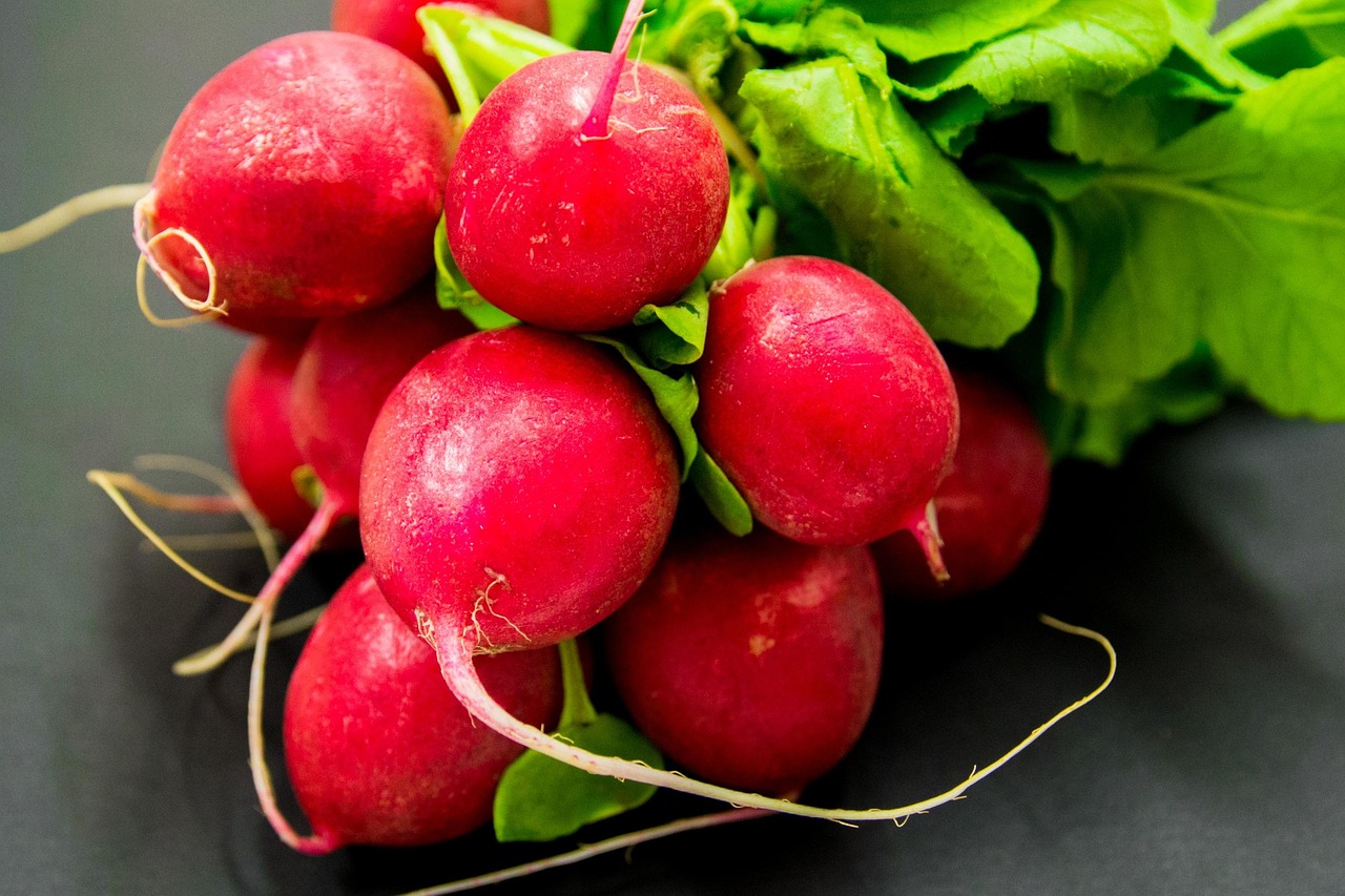 Radishes: Crisp and Refreshing (image credits: pixabay)