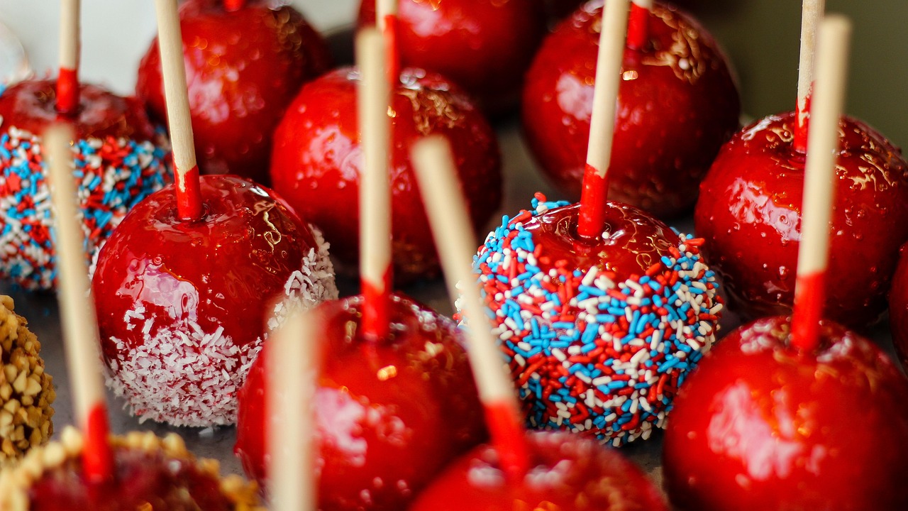 Bingtanghulu (冰糖葫芦) – Candied Fruit on a Stick (image credits: pixabay)
