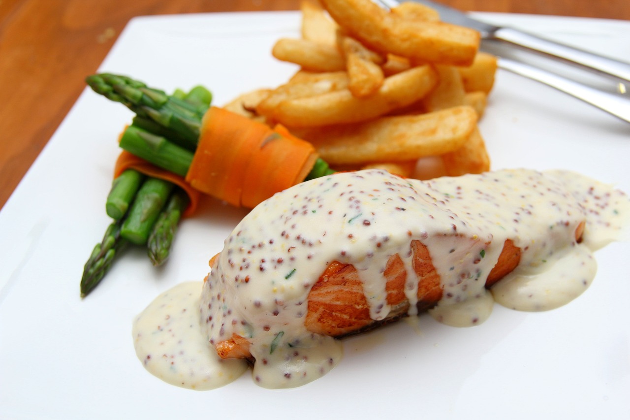 Baked Salmon with Seasonal Vegetables (image credits: pixabay)