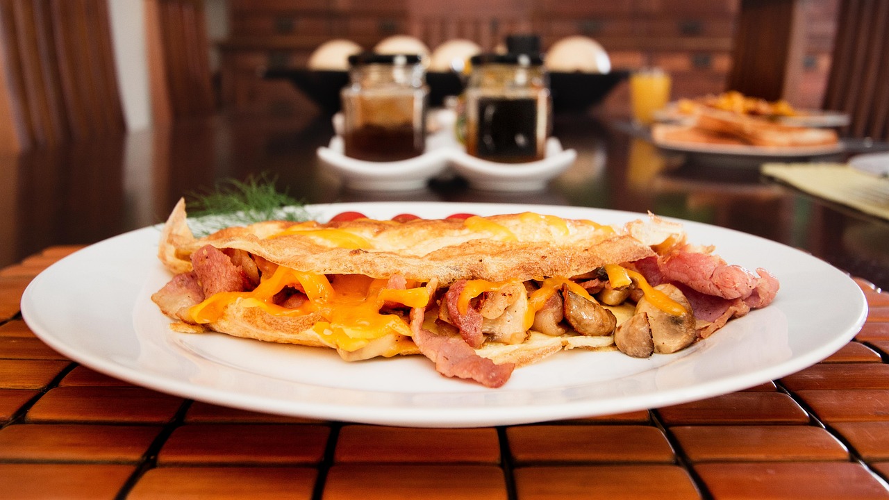 Egg White Omelet with Spinach and Store-Bought Salsa (image credits: pixabay)