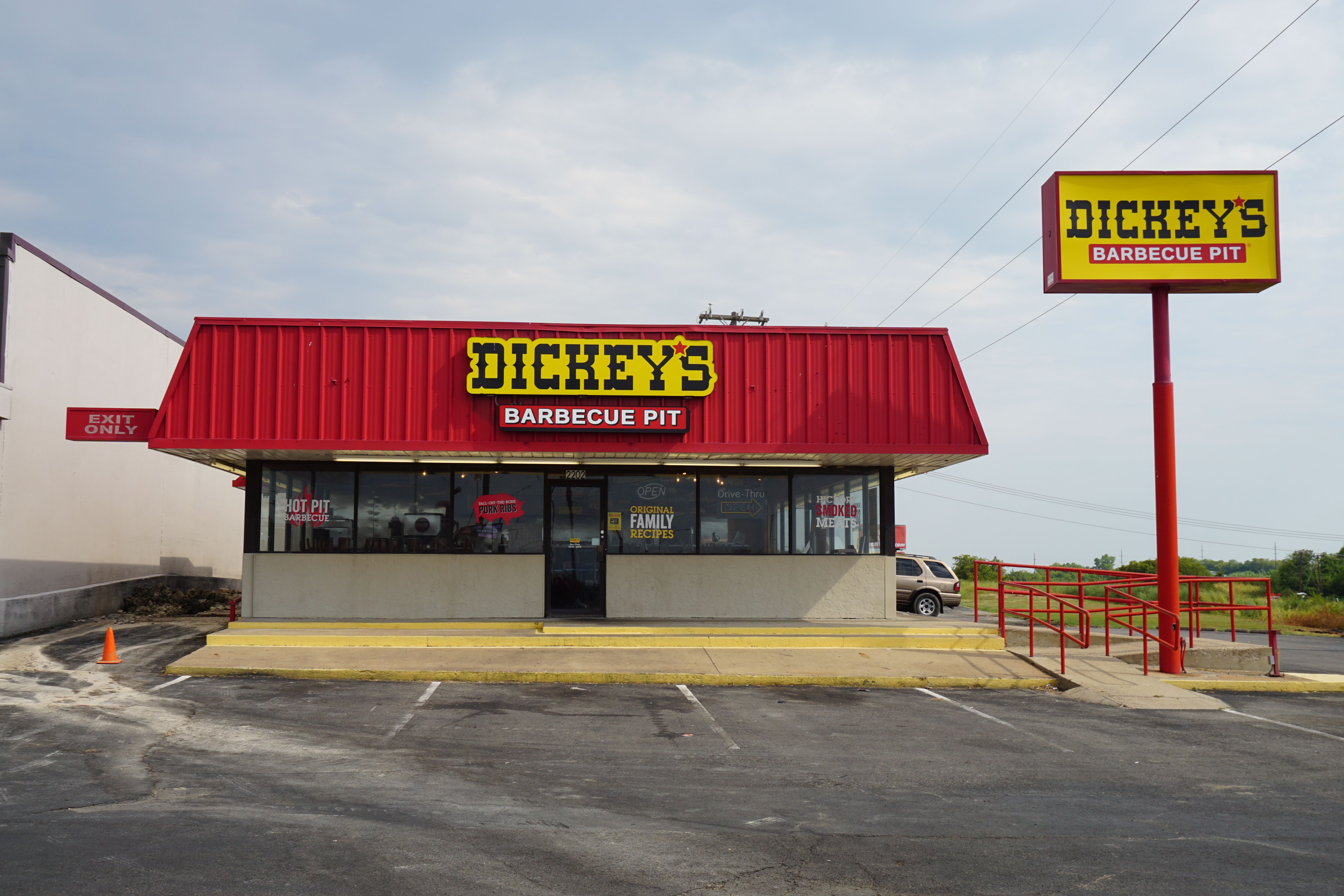 Dickey's Barbecue Pit: The Giant That Started Small (image credits: By Michael Barera, CC BY-SA 4.0, https://commons.wikimedia.org/w/index.php?curid=42783323)