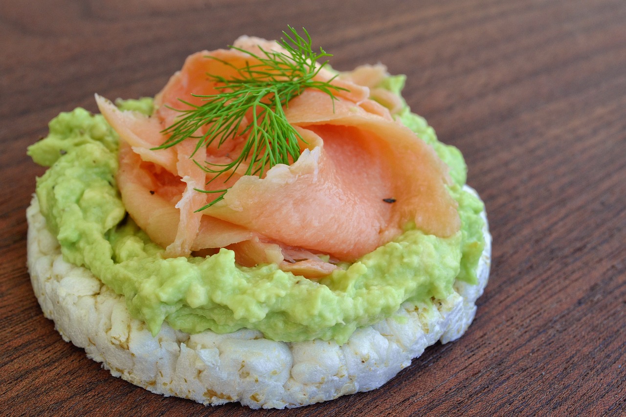 Rice Cakes with Avocado (image credits: pixabay)