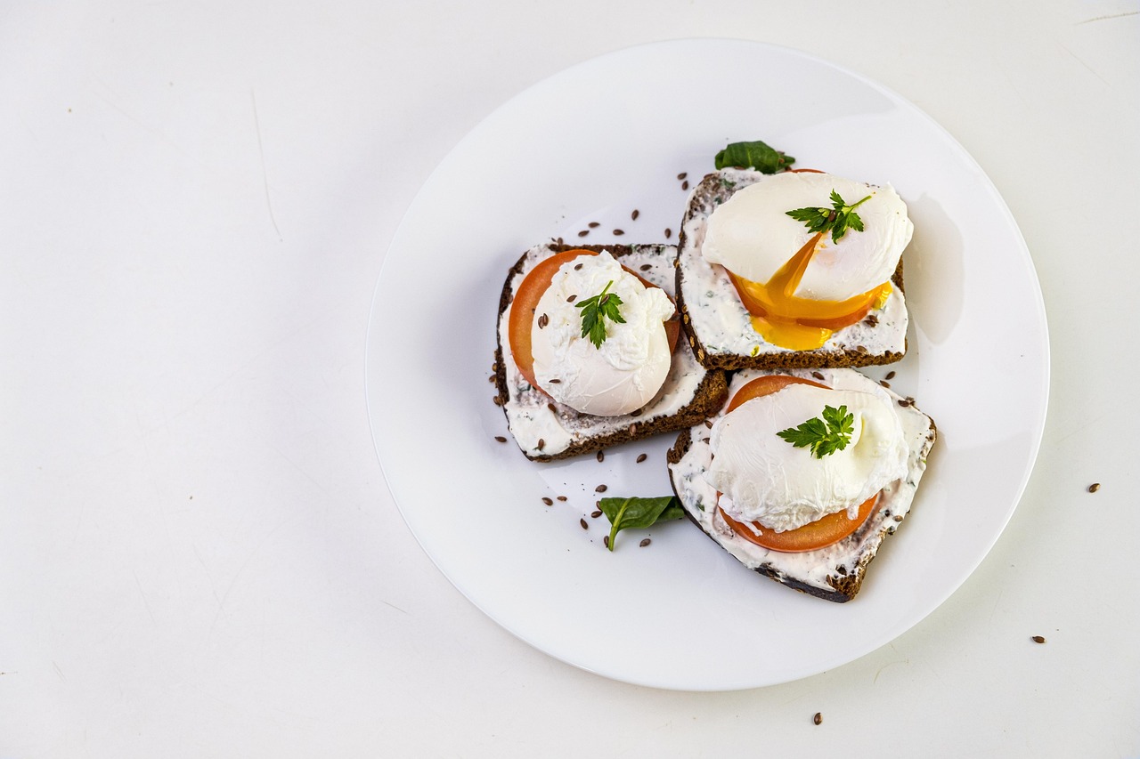 9. Poach Eggs in a Strainer for Perfect Shapes (image credits: pixabay)