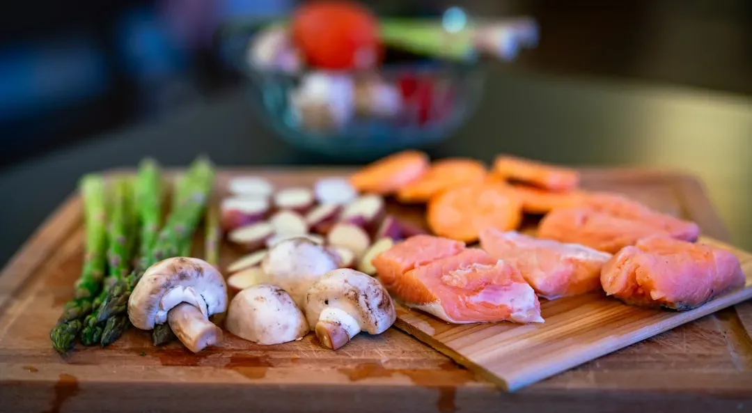 The Staggered Cooking Method: Vegetables First, Salmon Second (Image Credits: Unsplash)