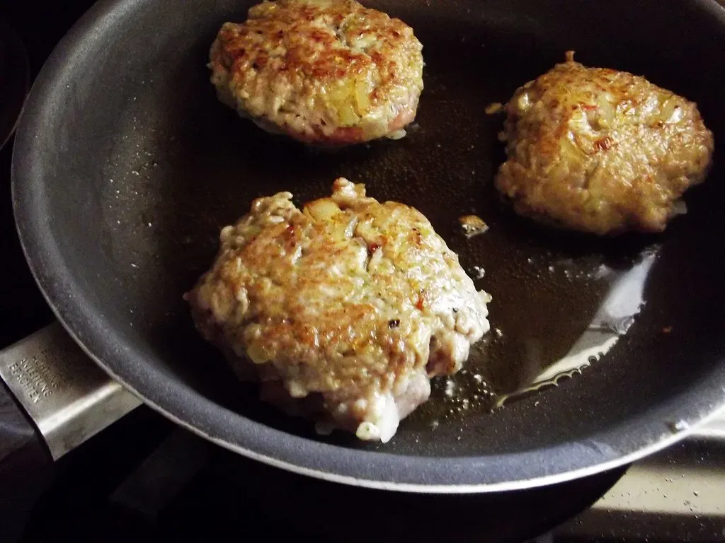 8. Toothpicks, Sponges, and Super Glue Inside Burgers (huber.edith, Flickr, CC BY 2.0)