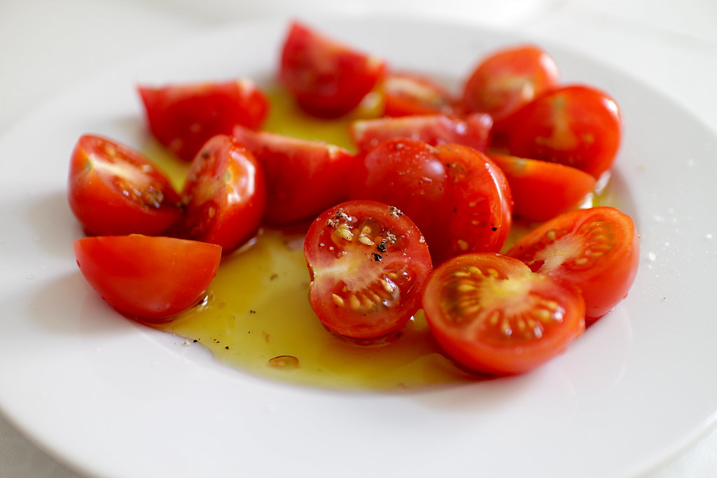 The Science Behind Why Tomatoes and Olive Oil Are Food Soulmates (image credits: flickr)
