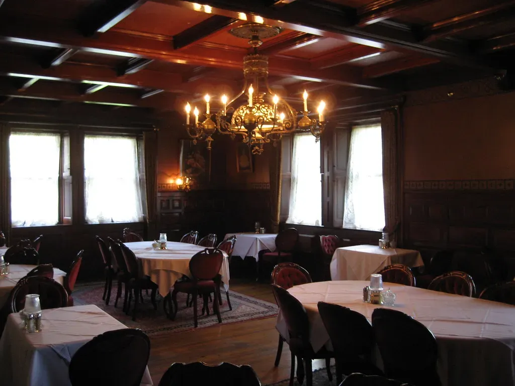 1. TGI Fridays - The Party That Went Bankrupt (Image Credits: Flickr)