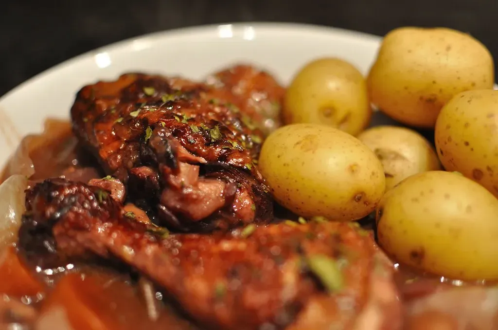 Coq au Vin: The French Classic That Needs Your Whole Afternoon (Image Credits: Flickr)