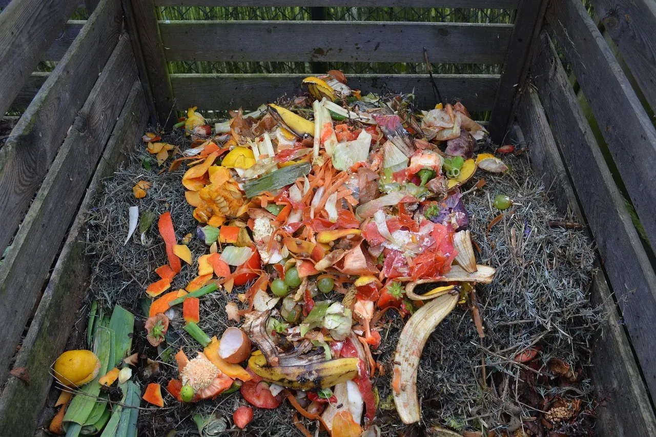 Yard Trimmings Mixed With Food Waste (Image Credits: Pixabay)