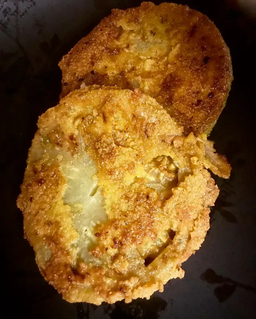 4. Fried Green Tomatoes: Frying the Unripe on Purpose (Chic Bee, Flickr, CC BY 2.0)
