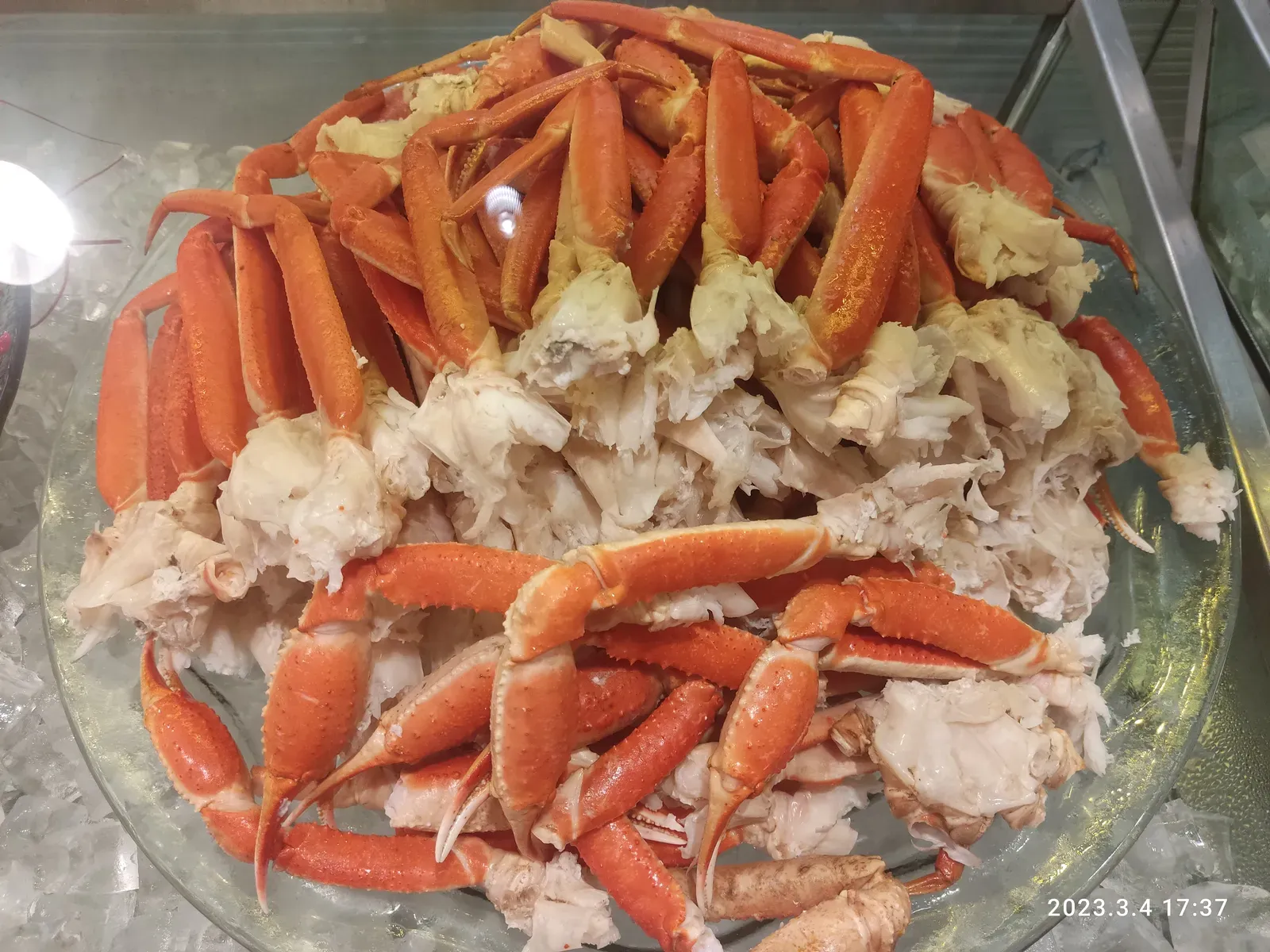 Why Crab Legs Are the Ultimate Buffet Enemy (Image Credits: Wikimedia)