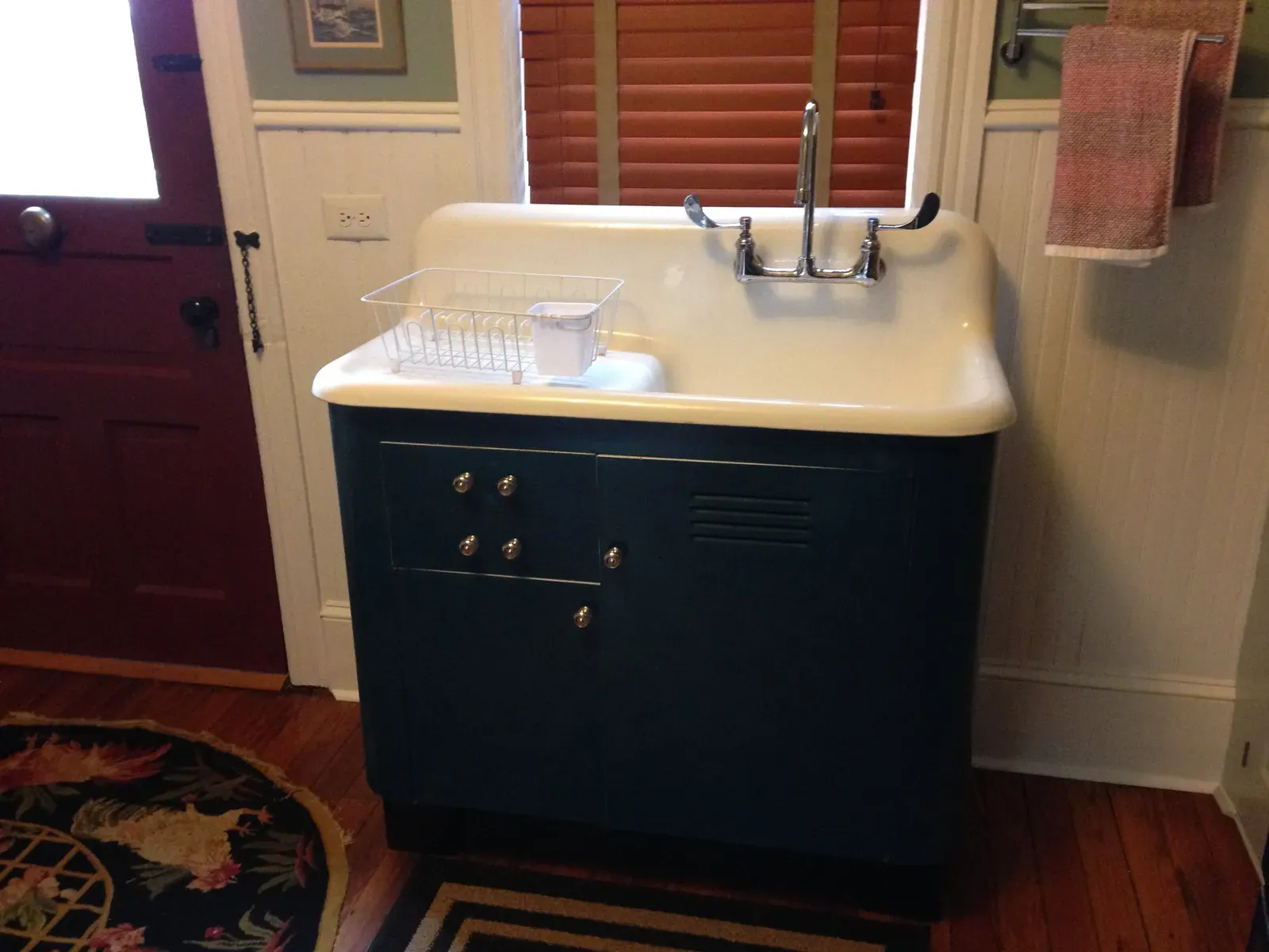 Antique Porcelain Farmhouse Sinks (Image Credits: Wikimedia)