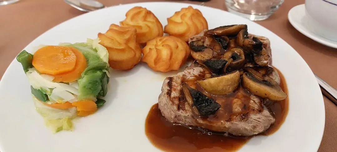 6. Salisbury Steak with Gravy (Image Credits: Unsplash)