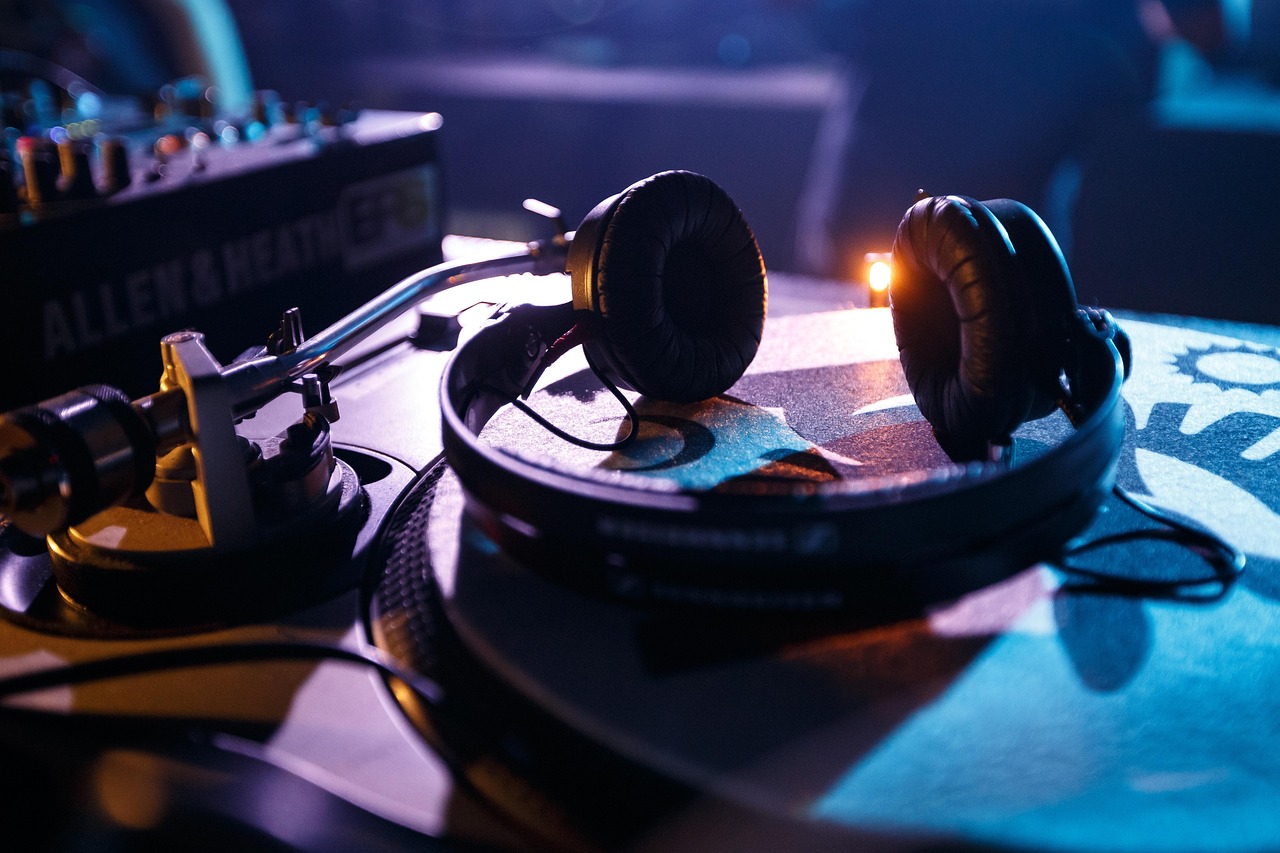 Supper Clubs and Dinner Dances (image credits: pixabay)