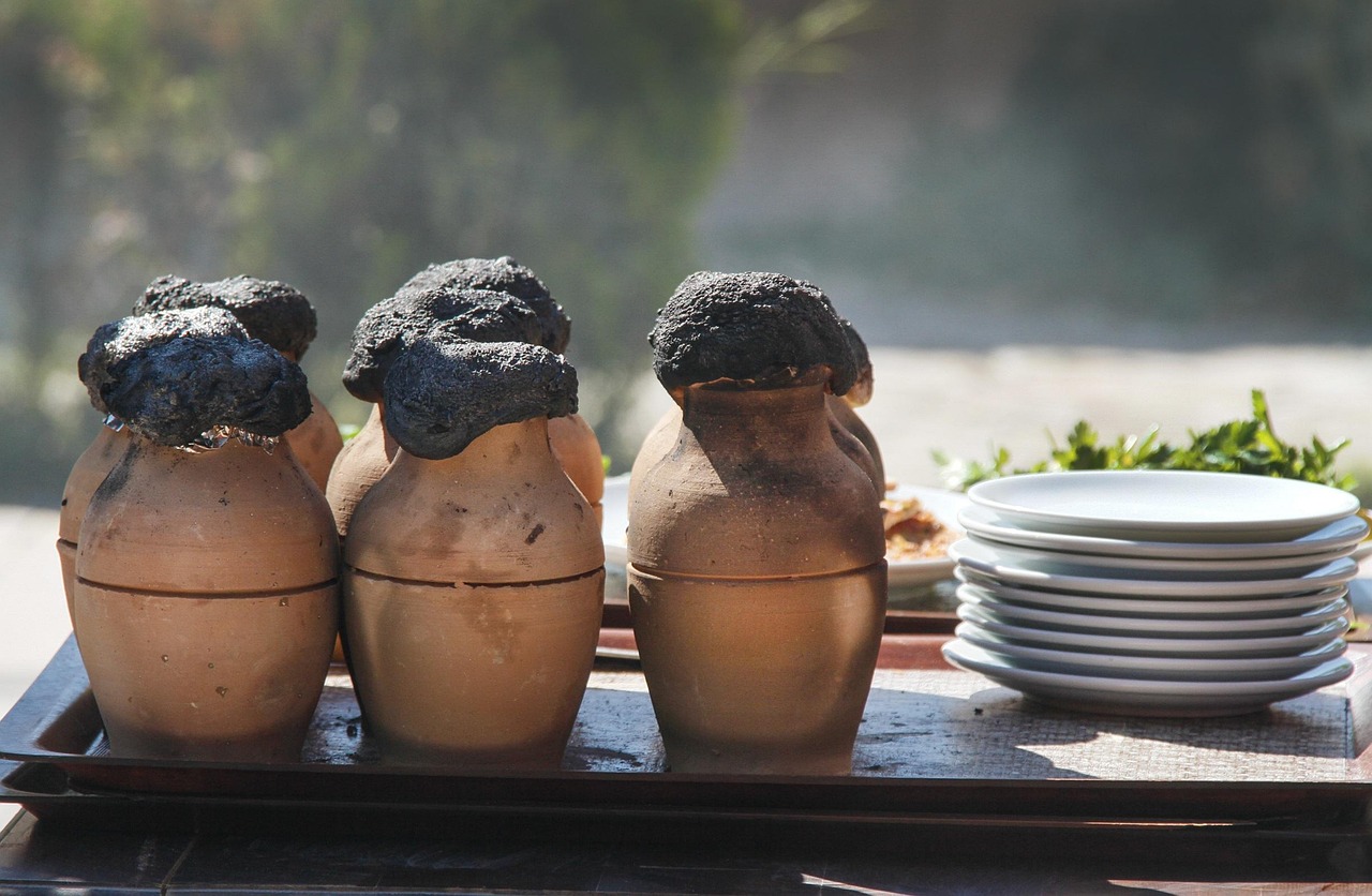 Clay and Ceramic Cooking Vessels (Image Credits: Pixabay)