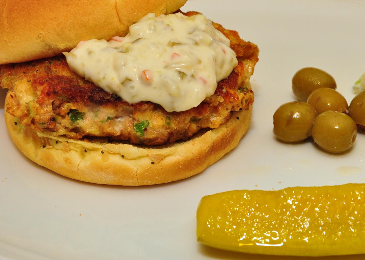 Salmon Burgers: The Omega-3 Rich Comfort (Image Credits: Wikimedia)