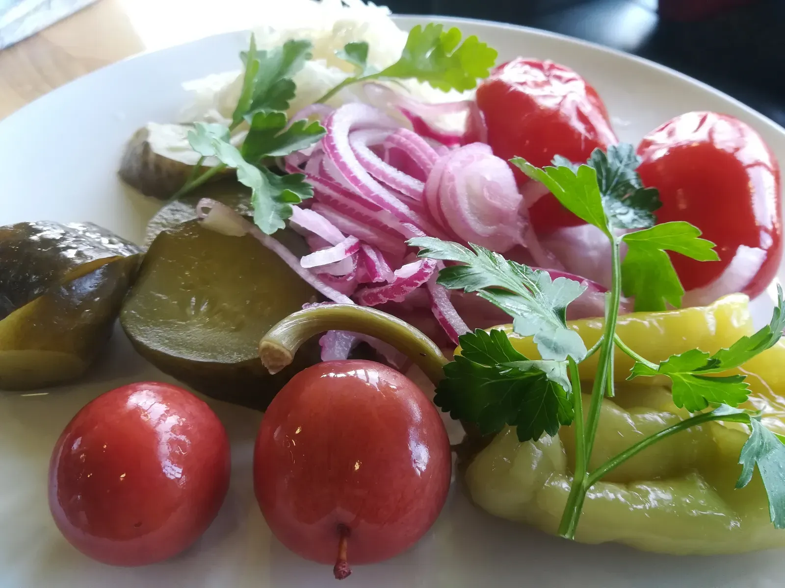 The Color on Your Plate Is a Flavor Signal (Image Credits: Wikimedia)