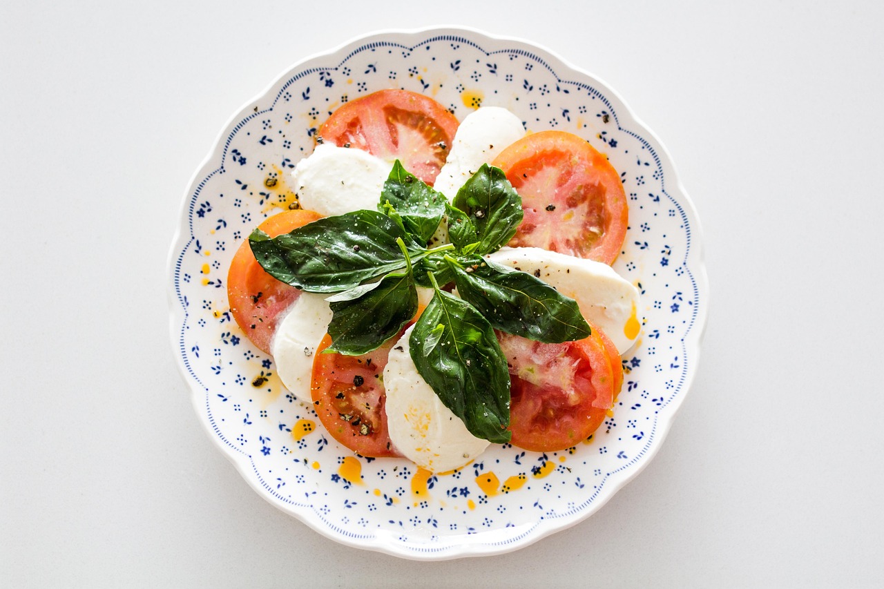 Caprese Chicken Bake: Mediterranean Flavors, Easy Prep (image credits: pixabay)