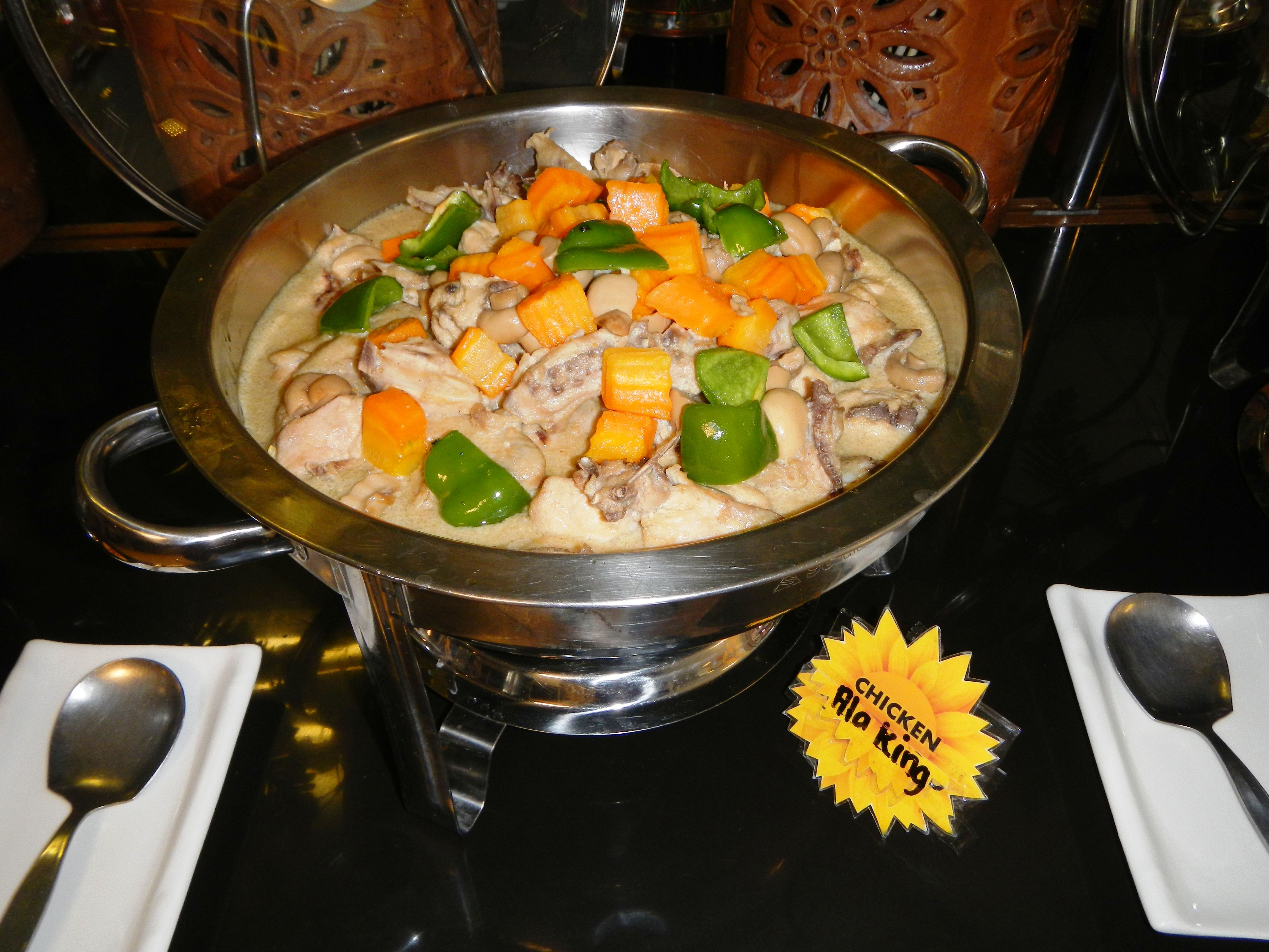 Chicken à la King (Image Credits: By Judgefloro, CC BY-SA 4.0, https://commons.wikimedia.org/w/index.php?curid=35331902)