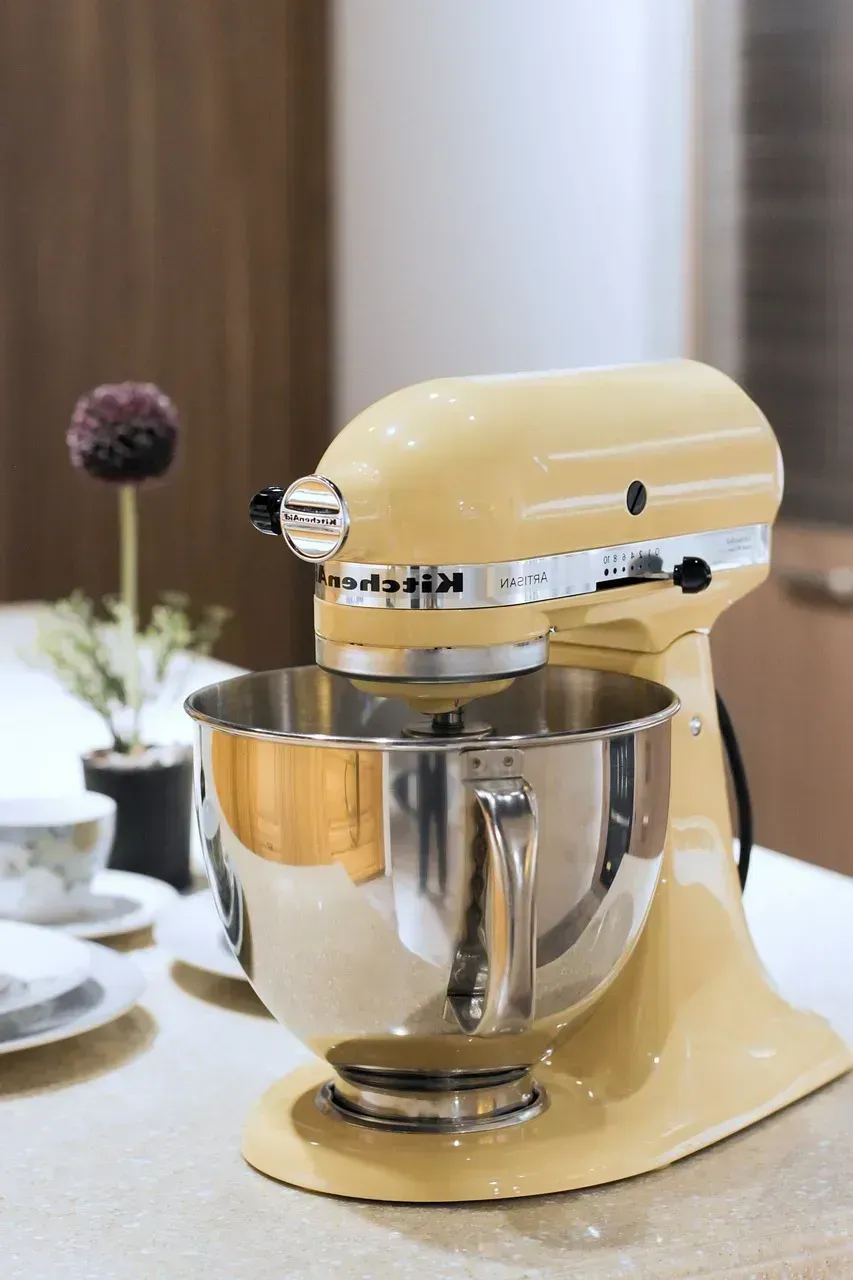 6. The Electric Can Opener's Neighbor: The Stand Mixer (Image Credits: Pixabay)
