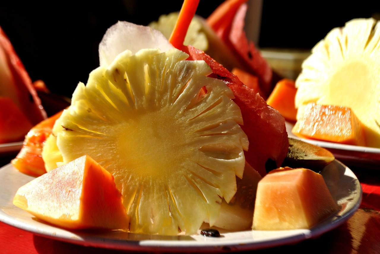 Pineapple and Papaya: Tropical Helpers for Digestion (image credits: pixabay)