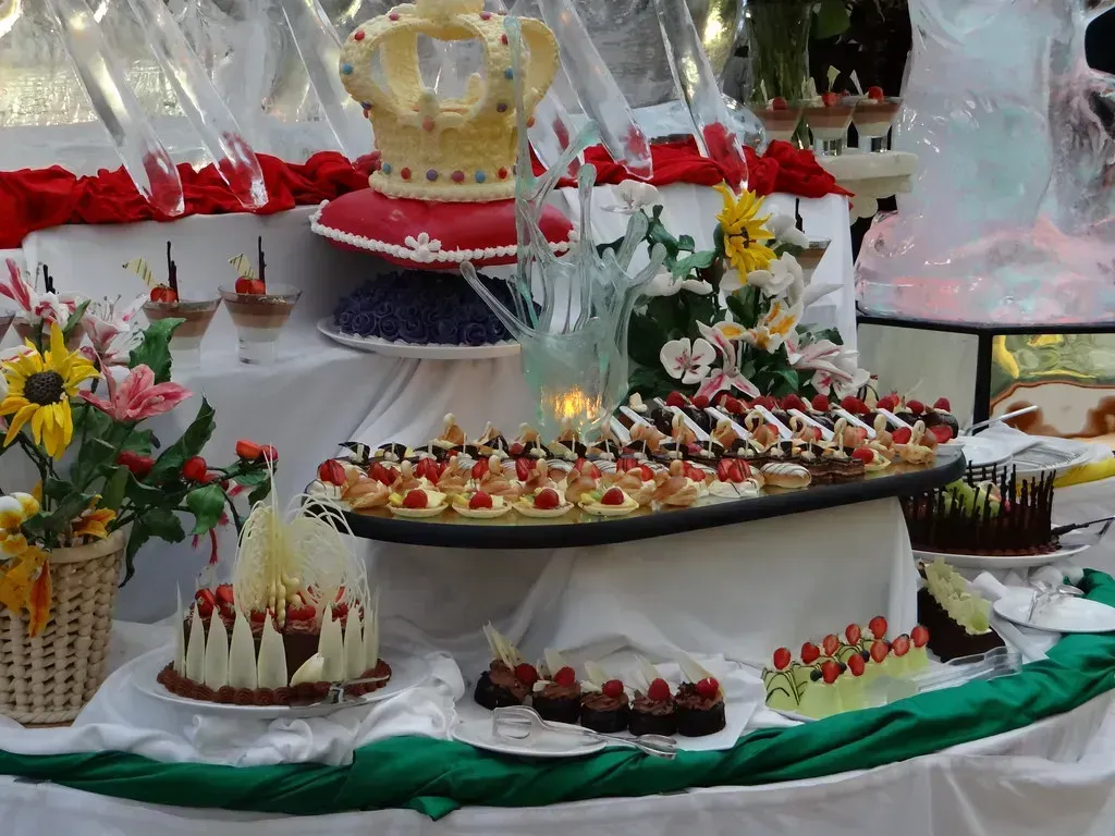 7. They Can Tell If You Are a First-Time Cruiser Just by Watching You at the Buffet (Tips For Travellers, Flickr, CC BY 2.0)