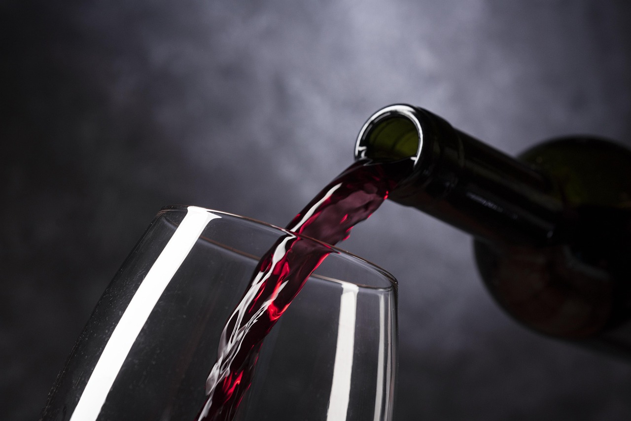 South African Wine: Bottled Heritage Facing Barriers (image credits: pixabay)