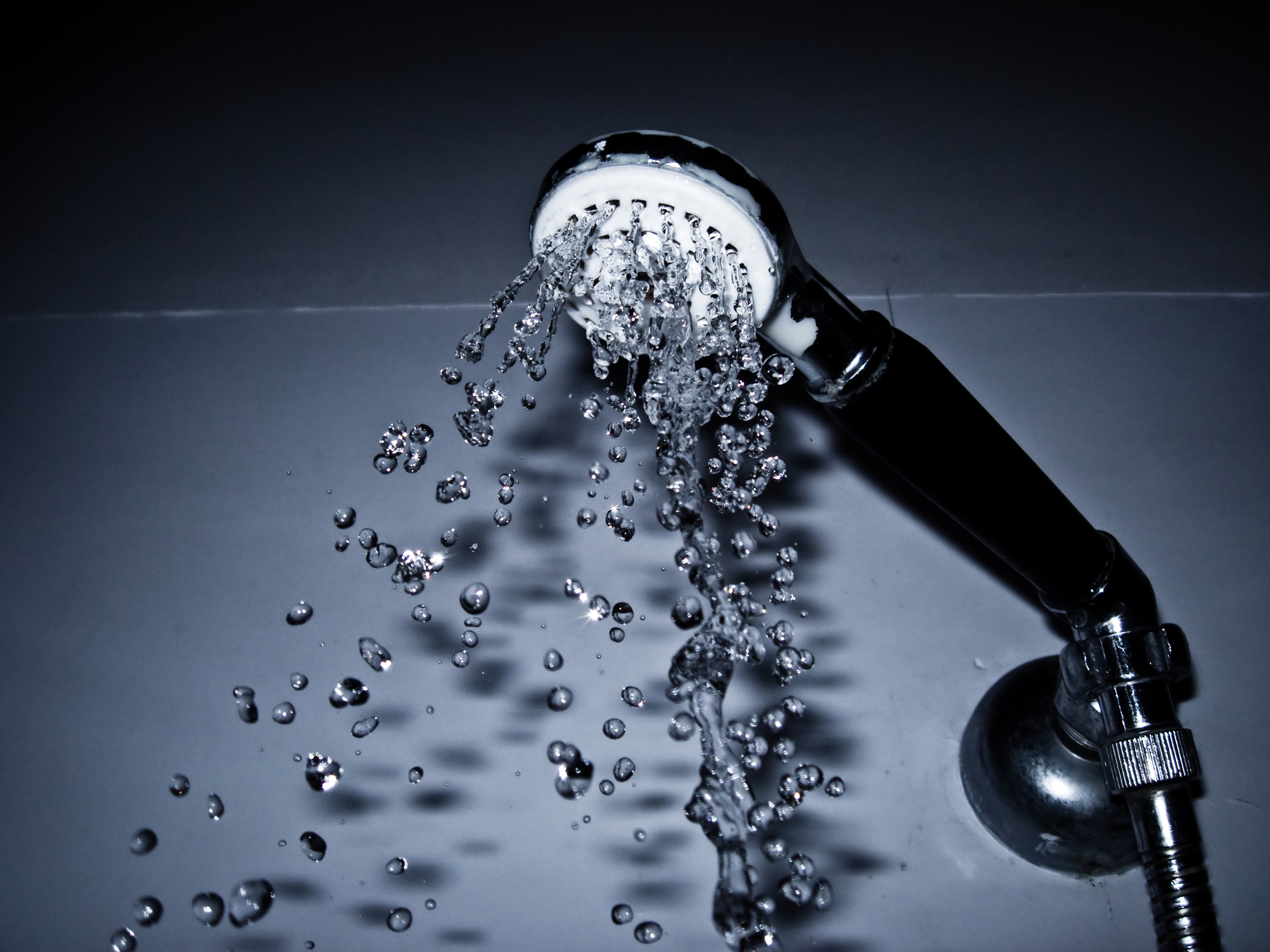 Complimentary Onboard Showers for Freshening Up (image credits: By JovanCormac, CC BY 2.0, https://commons.wikimedia.org/w/index.php?curid=7443222)