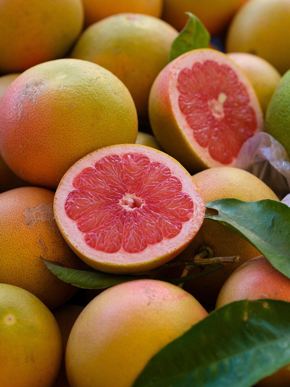 Grapefruit: The Zesty Fat-Fighter (image credits: pixabay)