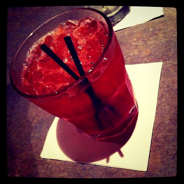 Sloe Gin Fizz: The Forgotten Fruit-Forward Fizz (Image Credits: Flickr)