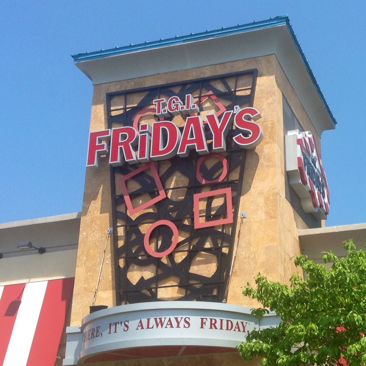 TGI Fridays: The Party Chain That Priced Out the Fun (Image Credits: Wikimedia)