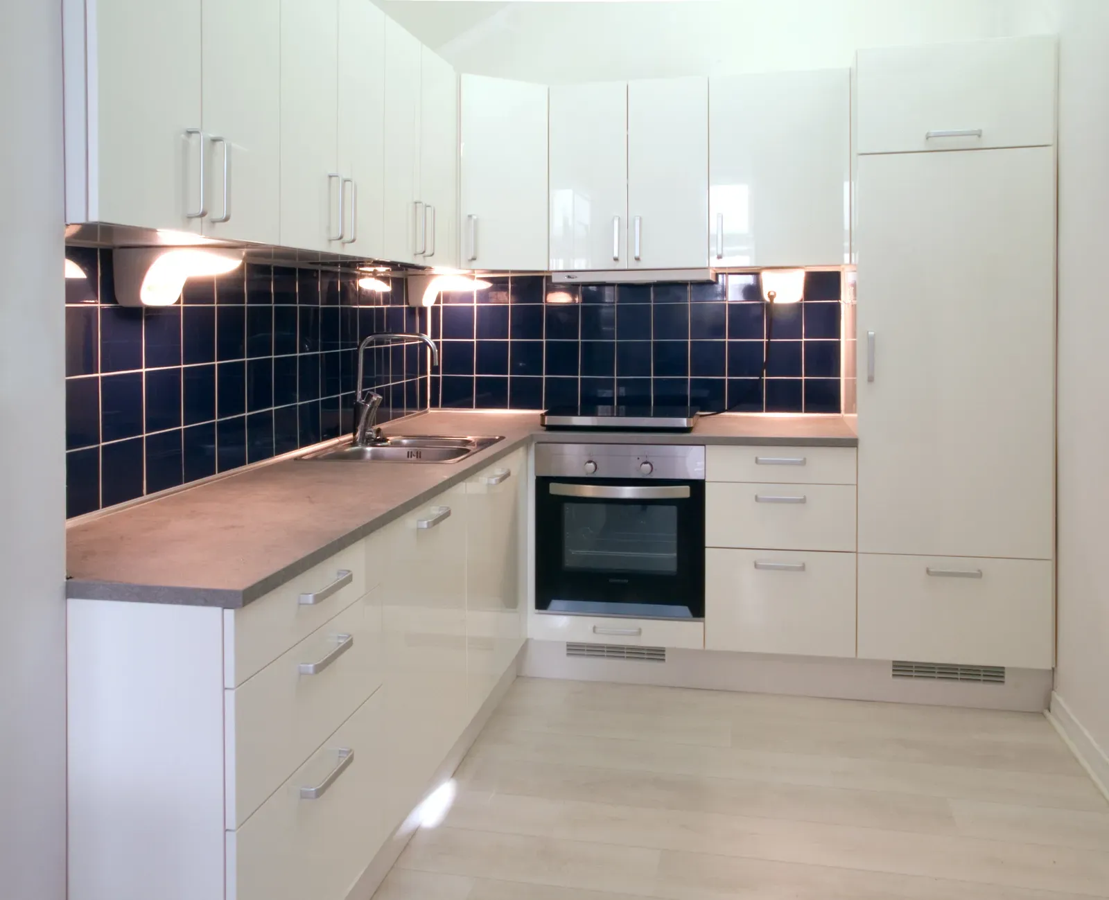 Ultra-White Cabinets and Glossy Finishes (Image Credits: Wikimedia)