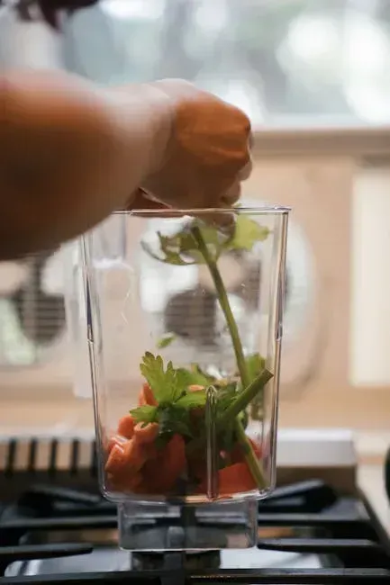 4. Blending Hot Liquids With a Tight Lid (Image Credits: Pexels)