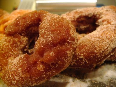 Apple Cider Doughnut Cake (image credits: originally posted to Flickr as Homemade apple cider doughnuts, CC BY-SA 2.0, https://commons.wikimedia.org/w/index.php?curid=8482712)