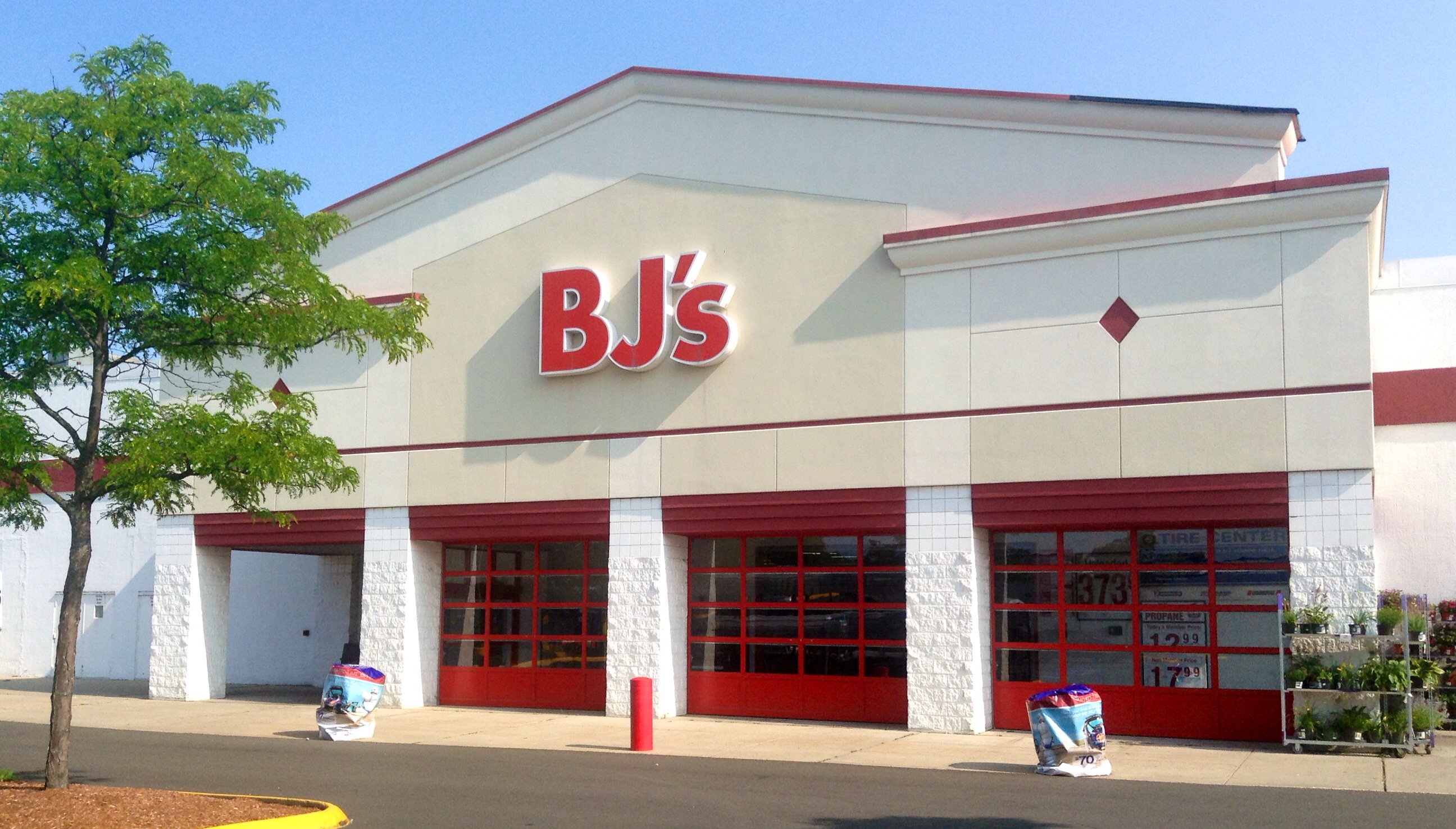 BJ's Wholesale Club Faces Membership Fatigue (image credits: BJ's Wholesale Club, CC BY 2.0, https://commons.wikimedia.org/w/index.php?curid=91577851)