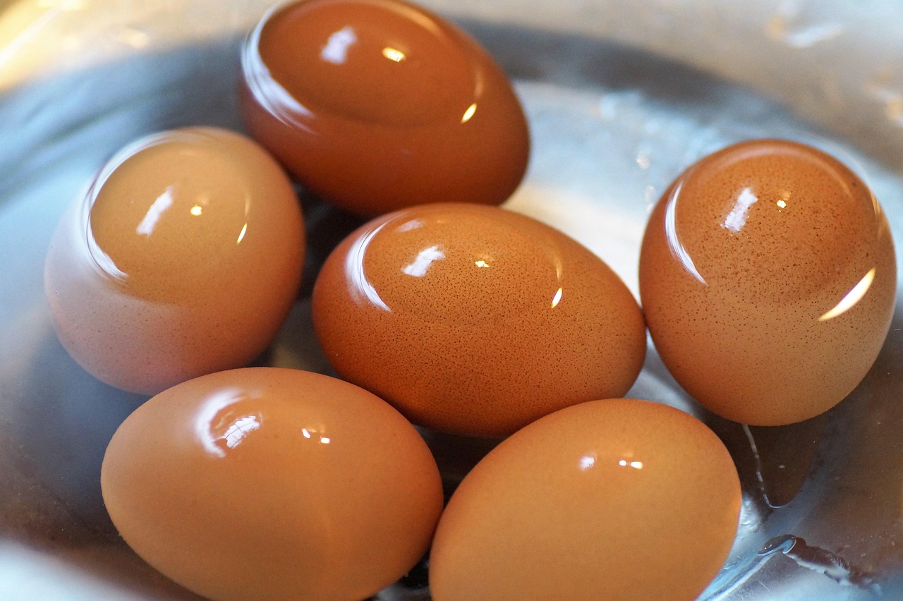 Fresh Eggs Are Harder to Peel When Hard-Boiled (Image Credits: Pixabay)
